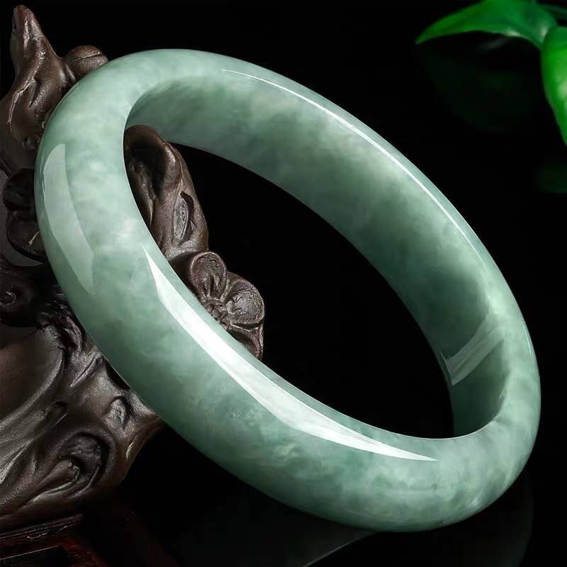 翡翠在哪买靠谱：在力安珠宝买翡翠最靠谱