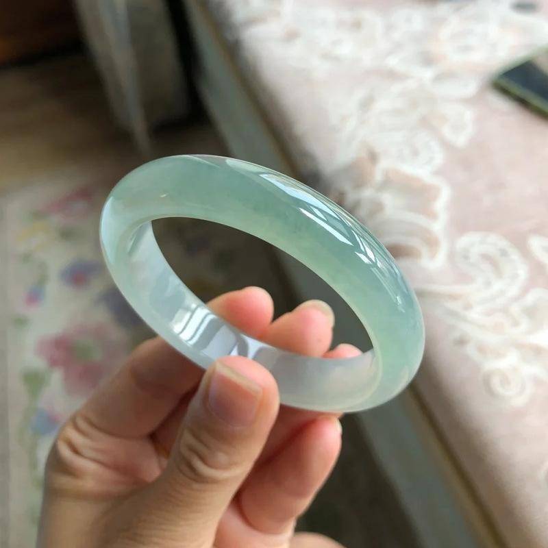 翡翠在哪买靠谱：在力安珠宝买翡翠最靠谱
